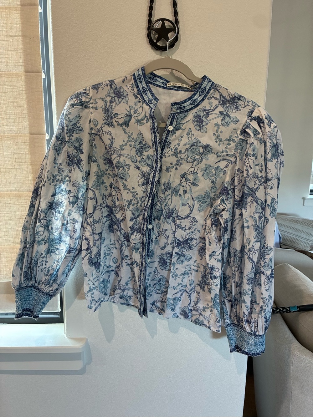NWOT Alice + Olivia Blue and White Floral Puff-Sleeve Blouse